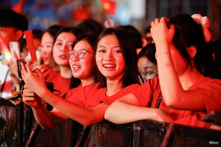 50.000 khán giả nhuộm đỏ sân Mỹ Đình, Tùng Dương 'viết tiếp câu chuyện hoà bình' - 3