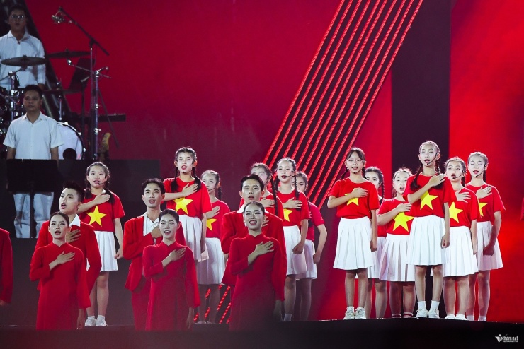 50.000 khán giả nhuộm đỏ sân Mỹ Đình, Tùng Dương 'viết tiếp câu chuyện hoà bình' - 4