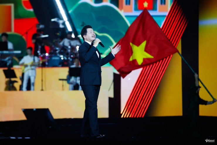 50.000 khán giả nhuộm đỏ sân Mỹ Đình, Tùng Dương 'viết tiếp câu chuyện hoà bình' - 8