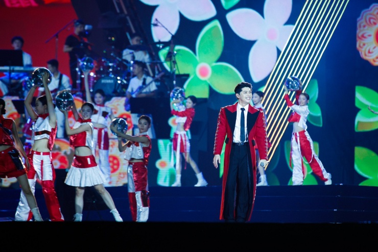 50.000 khán giả nhuộm đỏ sân Mỹ Đình, Tùng Dương 'viết tiếp câu chuyện hoà bình' - 13