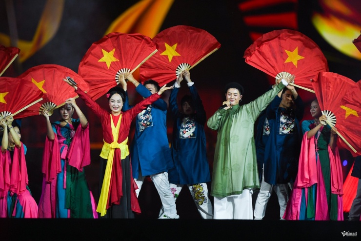 50.000 khán giả nhuộm đỏ sân Mỹ Đình, Tùng Dương 'viết tiếp câu chuyện hoà bình' - 14