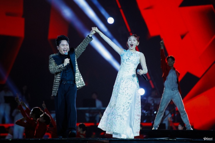 50.000 khán giả nhuộm đỏ sân Mỹ Đình, Tùng Dương 'viết tiếp câu chuyện hoà bình' - 15