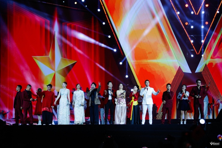 Các nghệ sĩ khép lại chương trình với câu hát "Việt Nam - Hồ Chí Minh". 