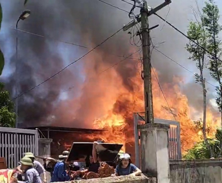 Hiên trường vụ cháy thiêu rụi 5 nhà gỗ ở xã Hương Đô. Ảnh: CTV