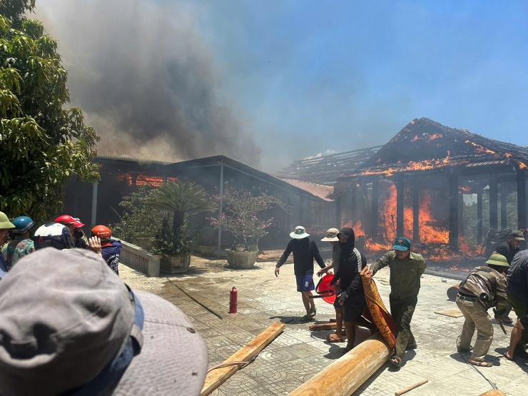 Ngọn lửa thiêu rụi 5 ngôi nhà. Ảnh: CTV