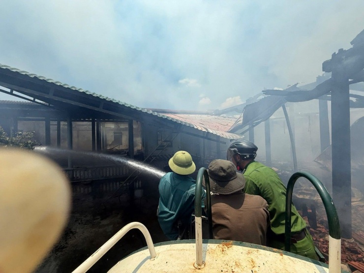 Lực lượng chức năng tiếp cận hiện trường để dập lửa. Ảnh: CTV