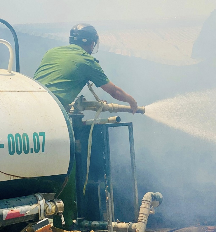 Lực lượng Công an xã Hương Đô tham gia dập lửa. Ảnh: CTV