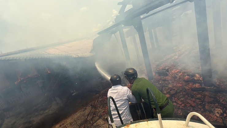 Hiện trường loạt nhà gỗ quý 7 tỷ đồng cháy thành than khiến nữ chủ nhân khóc ngất - 7