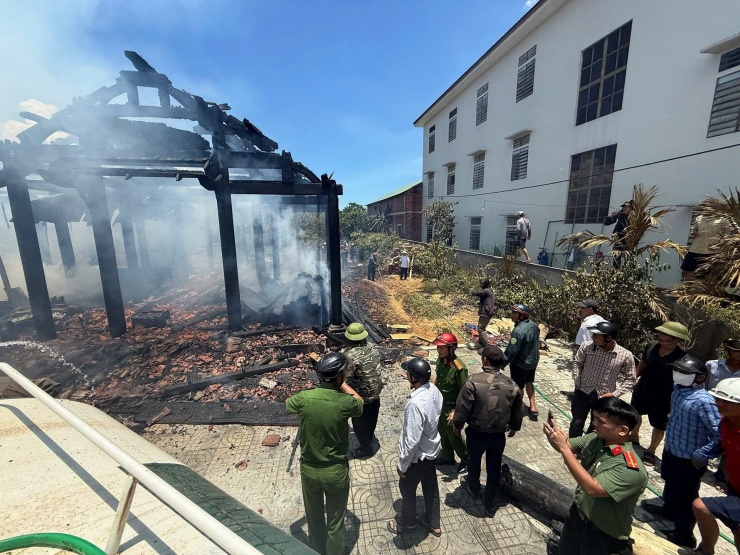 5 căn nhà gỗ của gia đình ông Tr. sau đám cháy lớn. Ảnh: CTV