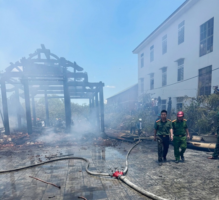 Tan hoang sau vụ hỏa hoạn giữa trưa. Ảnh: CTV