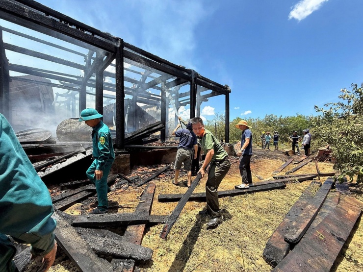 Lực lượng chức năng hỗ trợ hộ dân vớt vát tài sản. Ảnh: CTV