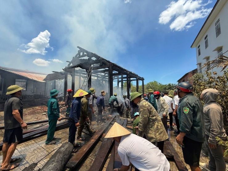 Hiện trường loạt nhà gỗ quý 7 tỷ đồng cháy thành than khiến nữ chủ nhân khóc ngất - 10