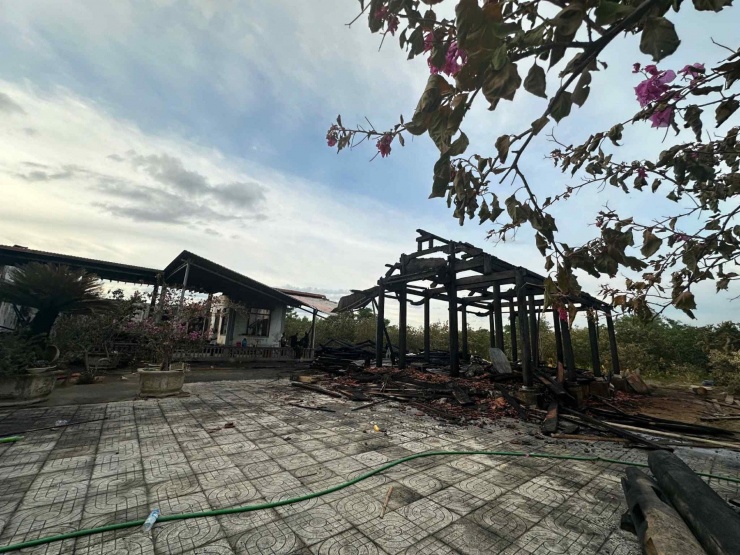 Hiện trường loạt nhà gỗ quý 7 tỷ đồng cháy thành than khiến nữ chủ nhân khóc ngất - 12