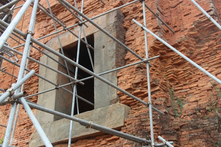 Ngành chức năng dùng giàn giáo hạn chế những hư hỏng chi tiết trên tường, cổng tháp Giữa và Nam.