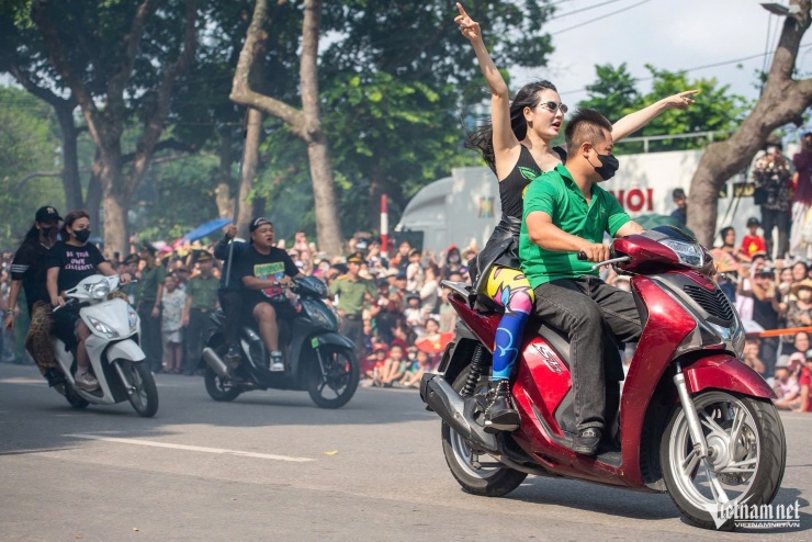 Màn biểu diễn tình huống giả định trấn áp các đối tượng đua xe