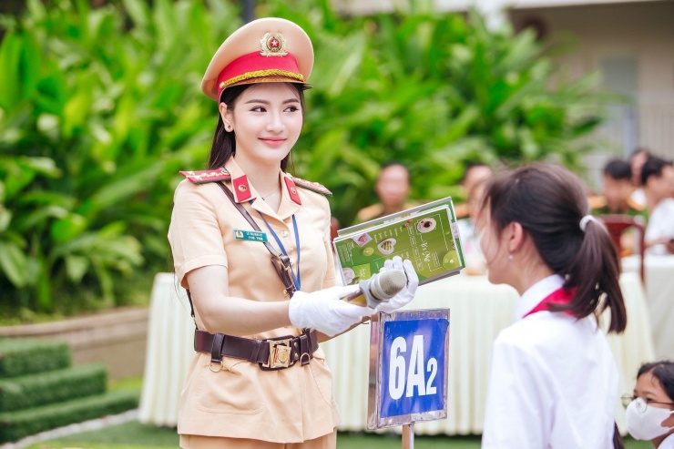 Nữ thiếu tá gây ấn tượng bởi ngoại hình xinh đẹp. Ảnh: Lê Thị Mai Ly