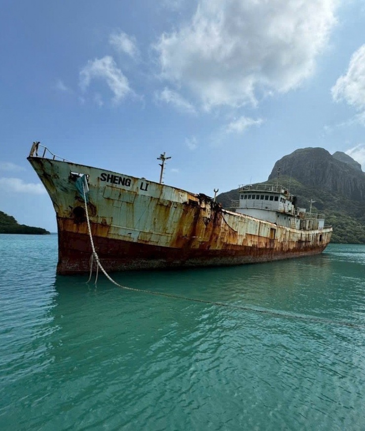 Cận cảnh con tàu hoang nghìn tấn vừa được đề xuất đánh chìm ở Côn Đảo - 1