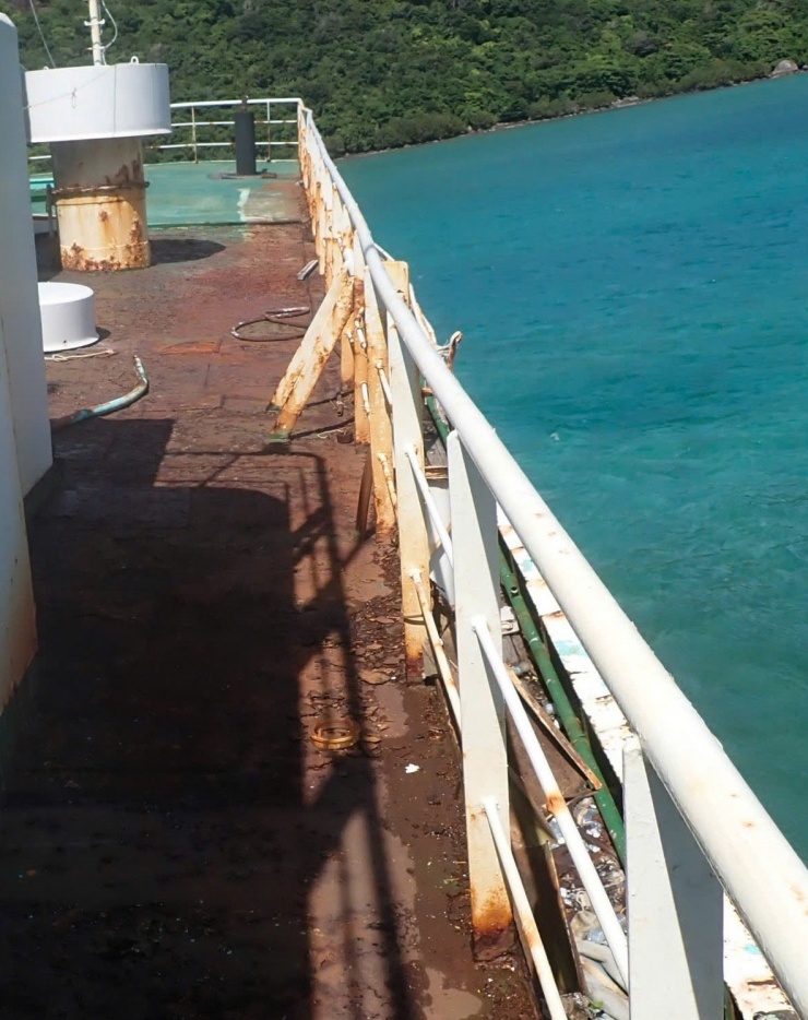 Cận cảnh con tàu hoang nghìn tấn vừa được đề xuất đánh chìm ở Côn Đảo - 5