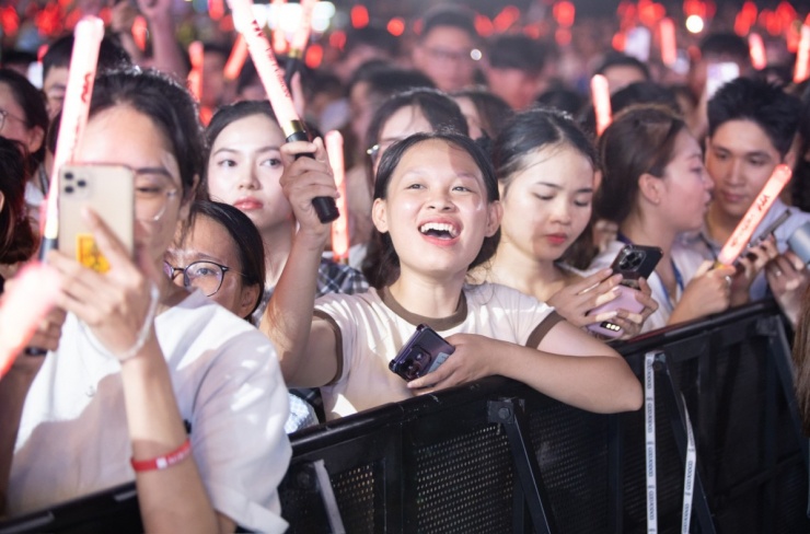 Trúc Nhân, Hiếu Thứ Hai khuấy động sân khấu 'Thanh xuân rực rỡ' - 1