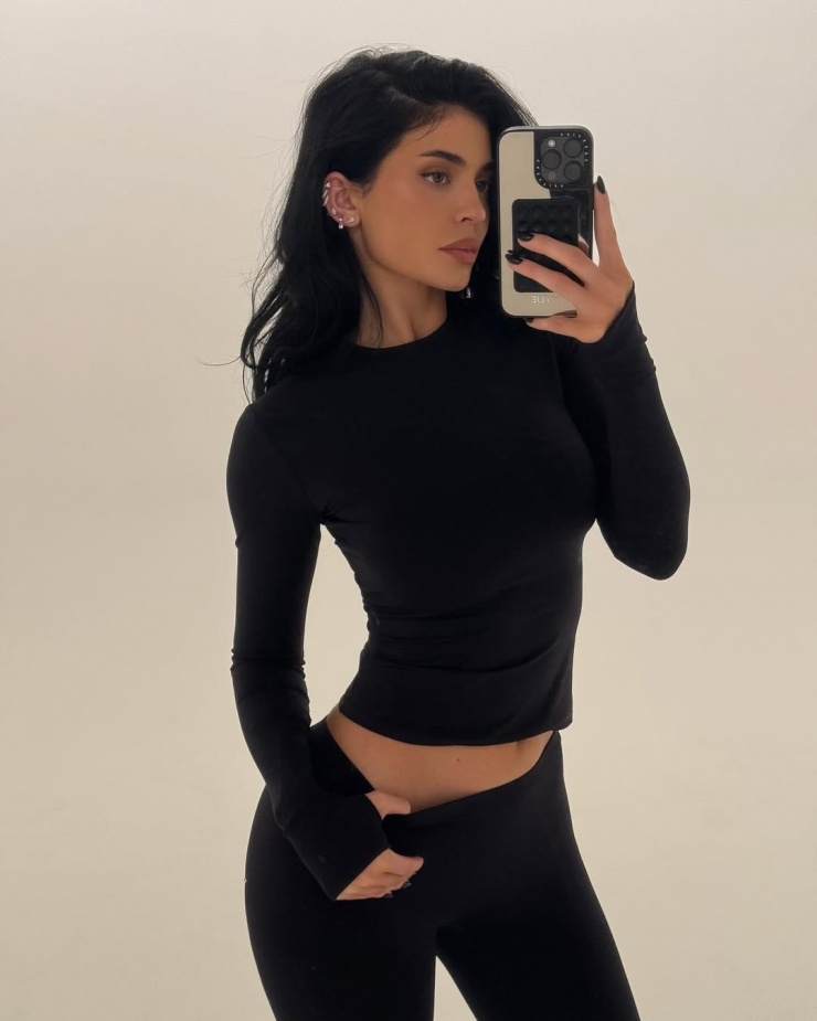 Theo StyleCraze, Kylie Jenner chăm chỉ tập luyện với huấn luyện viên thể hình. Cô từng cho biết thích tập các bài cardio ở cường độ cao, liên tục thay đổi các động tác để đốt calo.