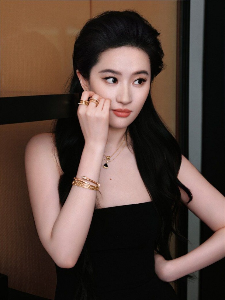 Lưu Diệc Phi ăn nhiều trái cây tươi để bổ sung vitamin, chất xơ và giữ da sáng mịn, đồng thời hạn chế tối đa đồ ăn vặt (đặc biệt là đồ chiên, nhiều đường) để tránh tích mỡ và giữ dáng.