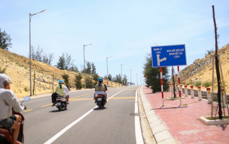 Diện mạo mới cung đường xuyên đồi cát, bên những cột điện gió khổng lồ chạy về làng chài cổ ở Gia Lai - 1
