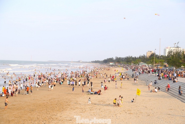 Du khách đổ xô đi biển Cửa Lò - 1