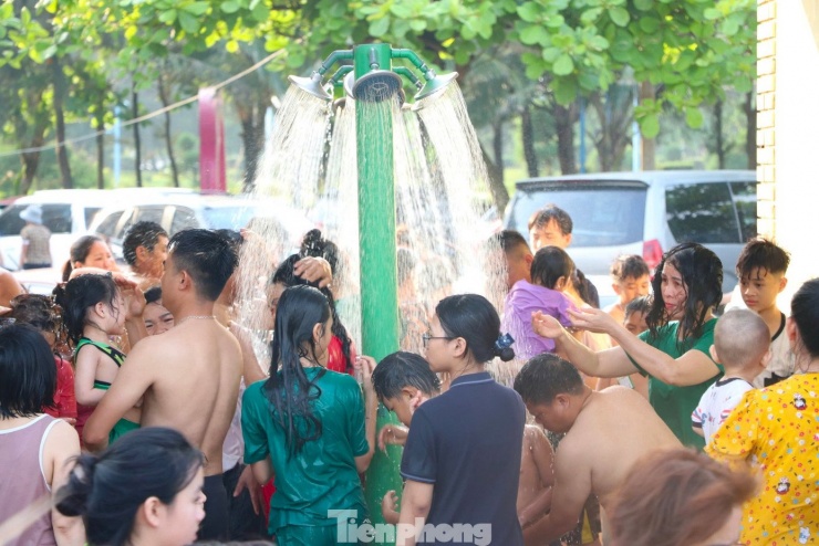 Du khách đổ xô đi biển Cửa Lò - 11