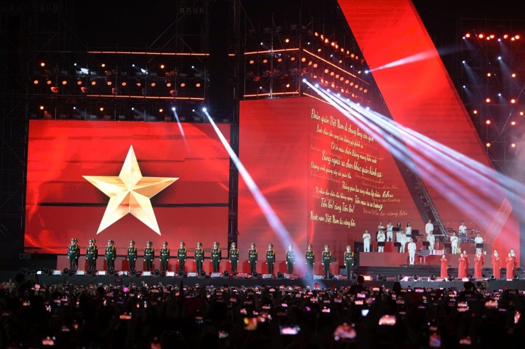 Chương trình Tổ quốc trong tim diễn ra từ 20h tối 10/8 tại sân vận động Mỹ Đình (Hà Nội). Hàng chục nghìn người có mặt trong đêm diễn, hòa vào những giai điệu của lòng yêu nước. Khán giả chủ yếu là người trẻ. Bầu không khí nóng lên ngay từ bài hát đầu tiên.