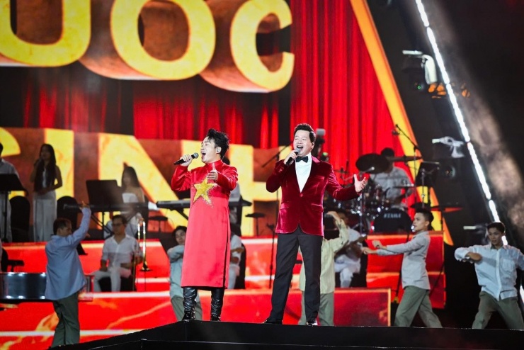 Liên khúc Mười chín tháng tám - Đoàn vệ quốc quân - Đường chúng ta đi được phối lại trẻ trung và hào hùng, do NSƯT Đăng Dương, ca sĩ Tùng Dương và Võ Hạ Trâm thể hiện. Giọng hát uy lực của ba nghệ sĩ truyền cho khán giả khí thế hào hùng.