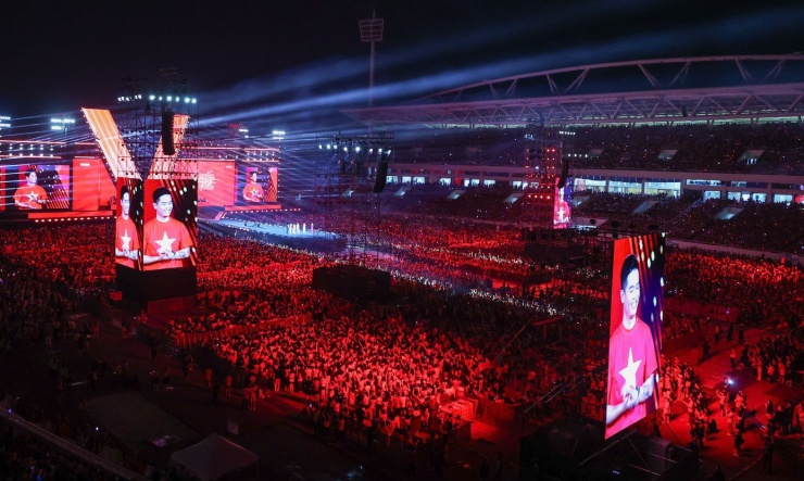 Tổ quốc trong tim kéo dài với ba chương: Dáng hình đất nước, Giai điệu tự hào và Tổ quốc trong tim. Thành công của đêm nhạc là những ca khúc cách mạng được phối mới nhưng vẫn giữ đúng tinh thần, được khán giả trẻ ủng hộ. Mỗi khi nghệ sĩ và những vận động viên thể thao tiêu biểu xuất hiện, tràng pháo tay và tiếng hò reo vang dội khắp sân vận động. Khi máy quay lia đến những cựu chiến binh trên khán đài, các bạn trẻ cũng vỗ tay rần rần như một cách thể hiện sự tri ân, lòng biết ơn.