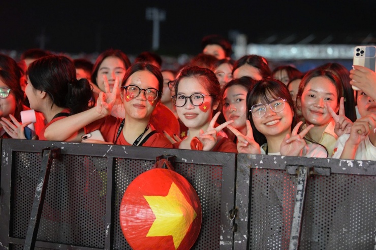 Chương trình phát vé miễn phí, chỉ in tên khu vực, không in số ghế. Do khán giả quá đông, nhiều người xếp hàng chờ lâu và vào sân sau khi concert đã bắt đầu.