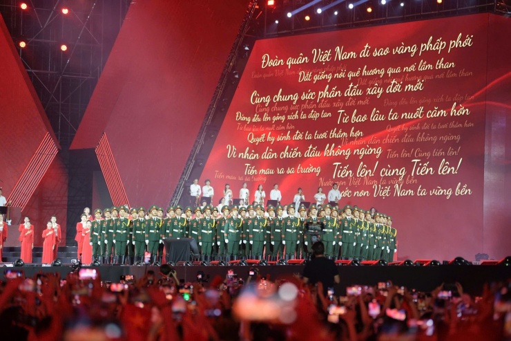 Ngay đầu chương trình, khoảng 50.000 khán giả phủ kín sân vận động quốc gia Mỹ Đình, hòa giọng với dàn hợp xướng 80 người cất cao bài Tiến quân ca của nhạc sĩ Văn Cao. Đây là một trong những khoảnh khắc được khán giả mong chờ nhất đêm nhạc.