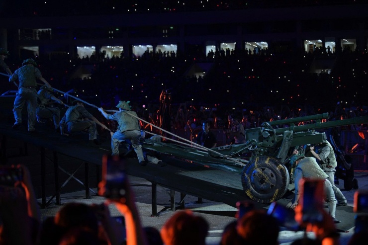 Hoạt cảnh bộ đội ta kéo pháo vào trận địa giữa ca khúc Hò kéo pháo.