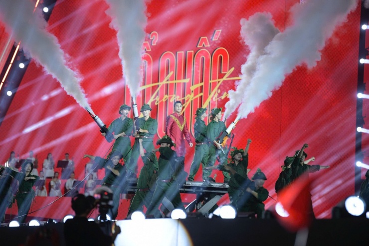 Ca sĩ Đông Hùng trong ca khúc Lên đàng, Đường lên phía trước và Hò kéo pháo.