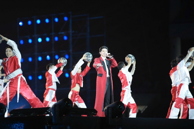 Ca sĩ Noo Phước Thịnh trình diễn ở chương 3.