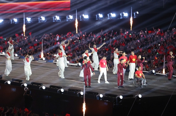 Nhóm Oplus xuất hiện cùng các vận động viên tiêu biểu của thể thao nước nhà như Ánh Viên, Quang Hải.