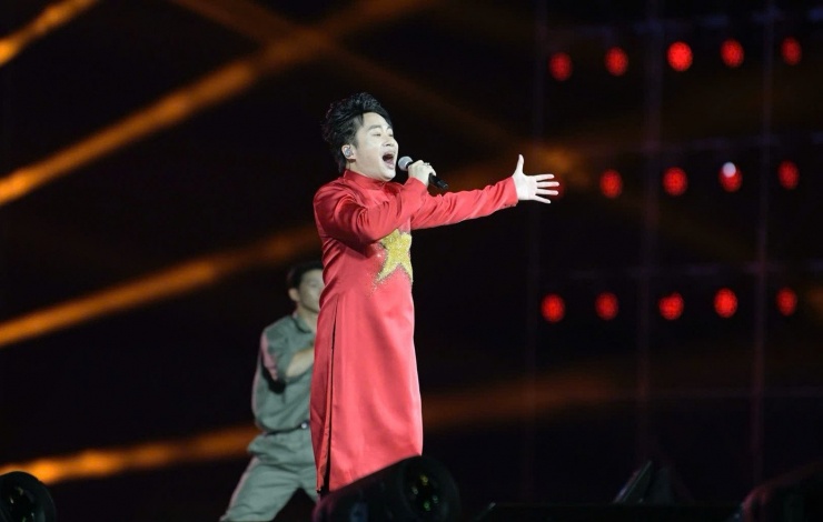 Tùng Dương ghi dấu ấn ở đêm nhạc với nhiều ca khúc được khán giả hát theo, đặc biệt là Viết tiếp câu chuyện hòa bình.