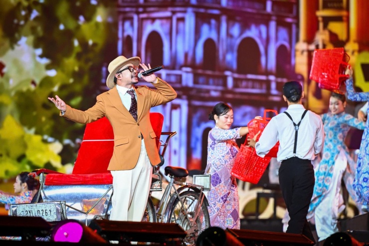 Ca sĩ Hà Lê đem đến màu sắc riêng. Anh thể hiện ca khúc Huế - Sài Gòn - Hà Nội với tinh thần tươi vui.