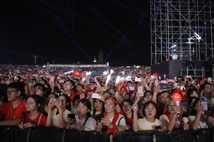 Tổ quốc trong tim còn là bức chân dung của những người Việt trẻ của thời bình và kỷ nguyên vươn mình. Ý tưởng này được thể hiện qua những ca khúc như Quê hương Việt Nam, Xinh tươi Việt Nam, Người Việt Nam, Tôi yêu Việt Nam, Kiếp sau vẫn là người Việt Nam, Một vòng Việt Nam...