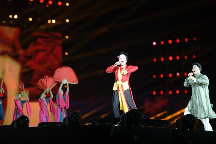 NSND Thu Huyền và ca sĩ Thanh Duy trong ca khúc Kiếp sau vẫn là người Việt Nam. Trước chương trình, NSND Thu Huyền nói chị không nhận cát-xê để ủng hộ tinh thần ê-kíp.