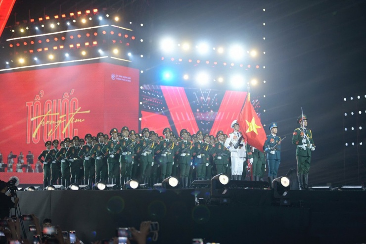 Khoảnh khắc thiêng liêng, hào hùng ở concert quốc gia khi lá cờ Tổ quốc được giương cao. Phía dưới khán đài sân Mỹ Đình, khán giả cũng kéo căng một lá đại kỳ để thể hiện lòng yêu nước.