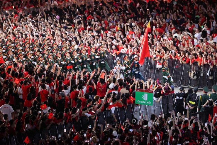 Điểm nhấn của concert Tổ quốc trong tim là sự xuất hiện của 68 quân nhân thuộc Trường Sĩ quan Lục quân 1. Họ là những người từng đại diện cho Quân đội nhân dân Việt Nam tham gia Lễ duyệt binh tại Quảng trường Đỏ (Moscow, Nga) nhân kỷ niệm 80 năm chiến thắng trong chiến tranh Vệ quốc vĩ đại. Các chiến sĩ đi giữa tiếng cổ vũ không ngớt của khán giả.