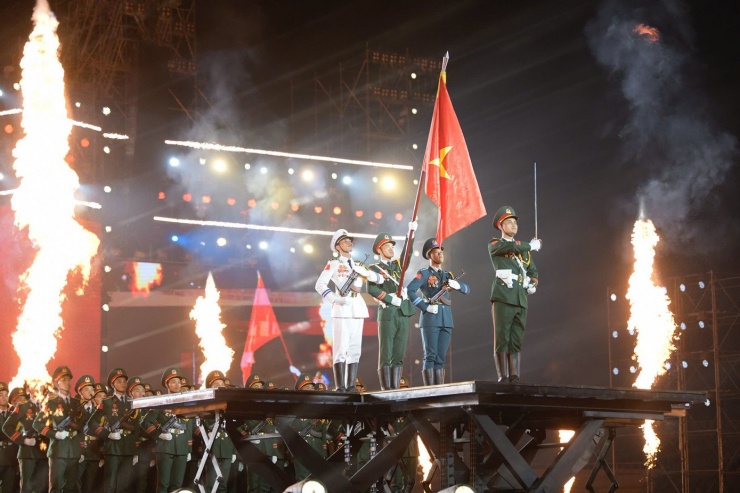 Chương trình để lại dấu ấn xứng đáng với tên gọi concert quốc gia. Cuối chương trình, MC truyền đi thông điệp: "Tổ quốc chẳng ở đâu xa Tổ quốc nằm ở tim ta - muôn người".