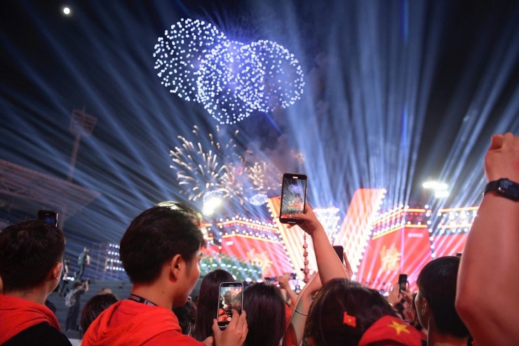 Đêm nhạc khép lại bằng màn pháo hoa nghệ thuật kéo dài 8 phút tại khu vực đường đua F1 (phường Từ Liêm, Hà Nội). 300 quả pháo tầm cao và 60 giàn pháo tầm thấp được bắn trên nền nhạc Như có Bác Hồ trong ngày vui đại thắng.