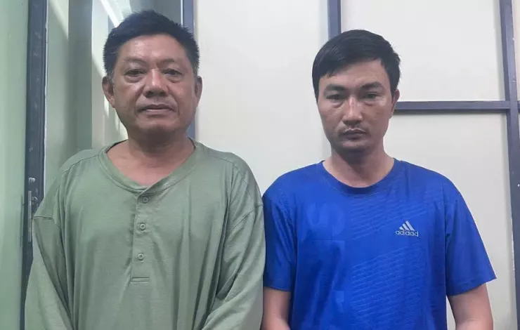 Mai Đình Bá (34 tuổi, ngụ phường Tam Bình, áo xanh bên tay phải) và Nguyễn Hùng (56 tuổi, ngụ phường Hiệp Bình).