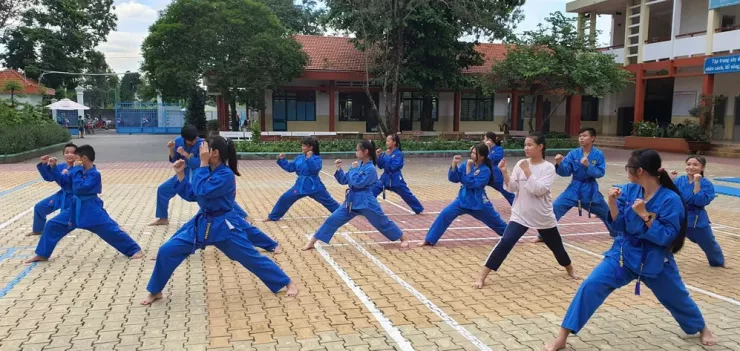 Trường học tổ chức các hoạt động khi dạy 2 buổi/ngày. (Trong ảnh câu lạc bộ võ thuật của Trường THCS Trường Thạnh). Ảnh: NTCC