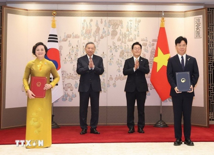 Tổng Bí thư Tô Lâm và Tổng thống Hàn Quốc Lee Jae Myung chứng kiến lễ trao Bản ghi nhớ về phái cử và tiếp nhận lao động sang làm việc tại Hàn Quốc theo chương trình EPS. (Ảnh: TTXVN)