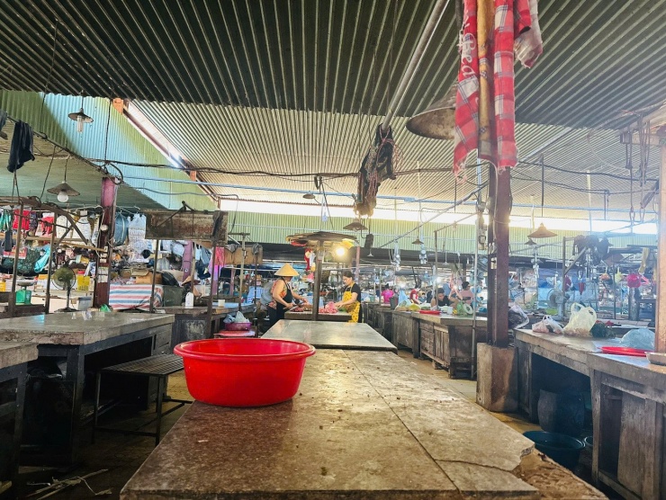 Khu bán thịt lợn từng tấp nập nhất nhì trong các gian hàng, nhưng nay nhiều tiểu thương dừng bán vì vắng người mua vì dịch.