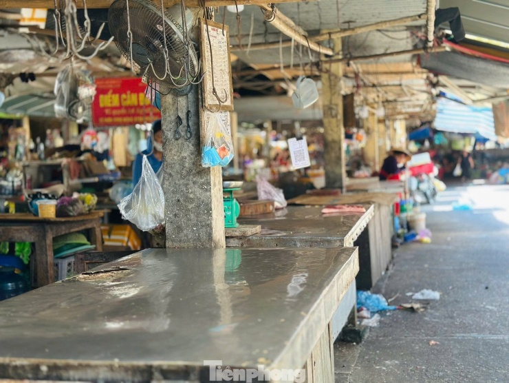 Ghi nhận tại chợ Vườn Ươm, mặt hàng thịt lợn nhiều người dừng bán vì tiêu thụ khó.